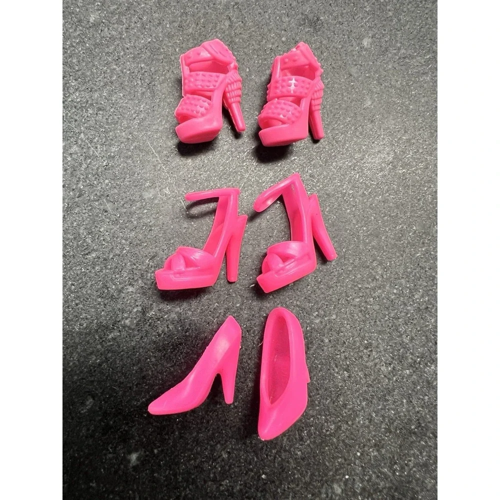Lot of 19 Pairs Fashion Doll Shoes – Barbie / Bratz Style Accessories‎